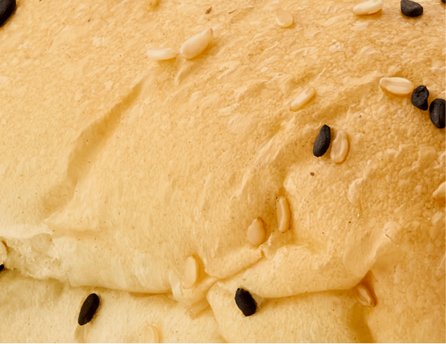 Pan de perro ajonjoli balnco y negro