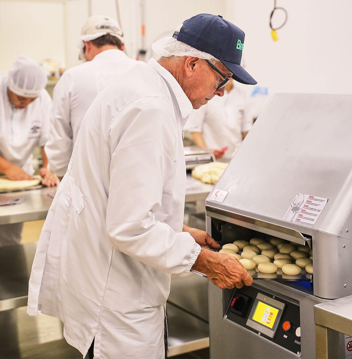 Memo haciendo panes en Breadco
